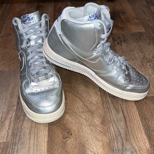 Nike WMNS Air Force 1 High – Metallic Silver – Hyper Blue